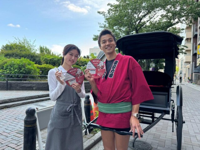 浅草への来街者に香りの「コラボうちわ」　東京力車と香りの店が無料配布