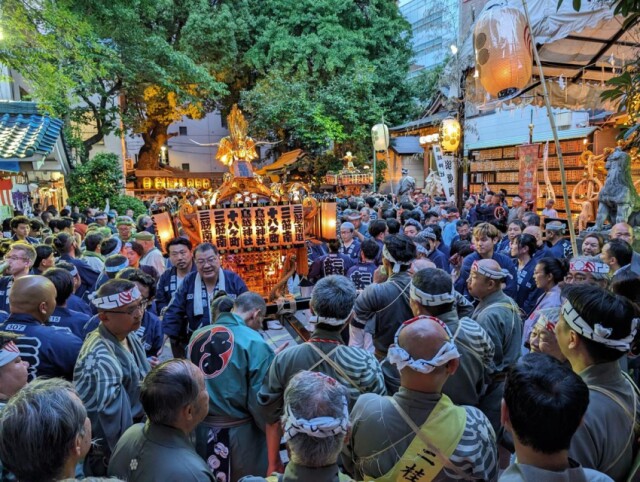 鳥越神社で例大祭　都内最大級の千貫みこし、今年も