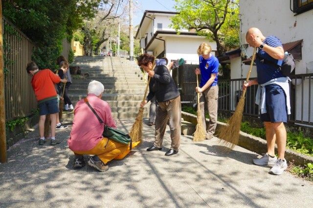 熱海・伊豆山神社例大祭へ参道清掃　外国人参加者と住民の交流も