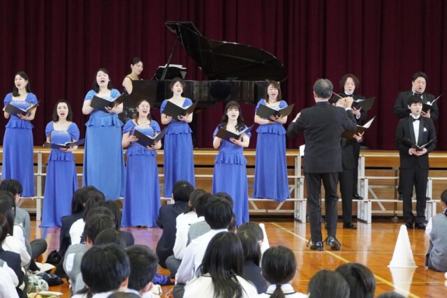 びわ湖ホール声楽アンサンブル、青山中学校で公演　県内10校を訪問