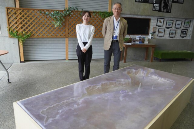大津の環境学習施設「オーパル」に琵琶湖の彫刻作品　琵琶湖の深さを再現