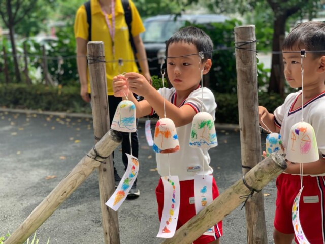 「西武秩父駅前温泉 祭の湯」で園児が風鈴を飾り付け　涼を演出