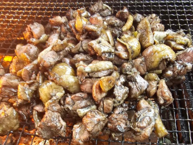 直方に「鶏の炭火焼持ち帰り専門店 すみびや商店」　とりや商店が2号店
