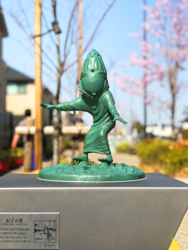 調布・水木しげるゾーン完成　世界観伝える遊歩道、桜も満開