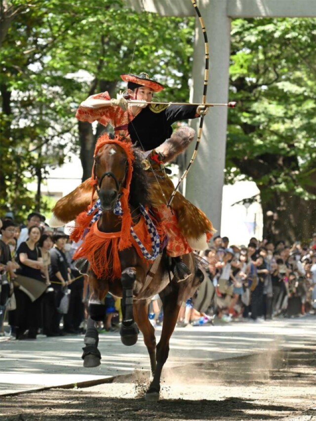 府中の大國魂神社で流鏑馬　居合抜刀武術や馬上演武も