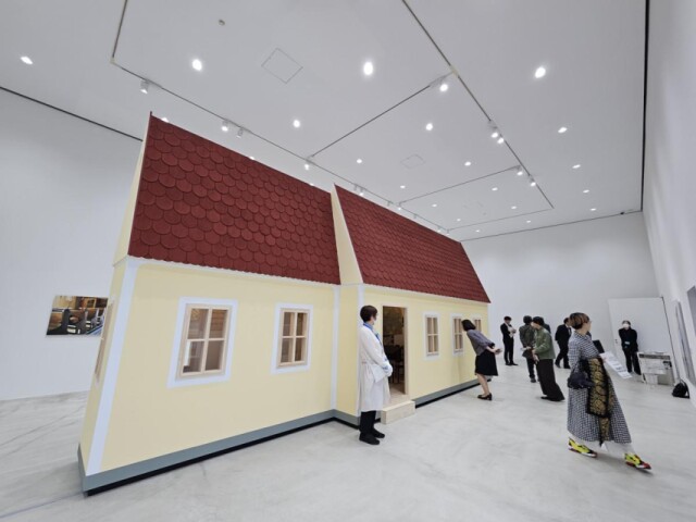 エルヴィン・ヴルムさん、十和田で国内初の個展　「人のかたち」テーマに