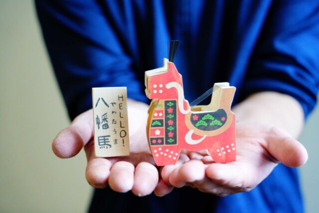 郷土玩具「八幡馬」のフォルムのテープカッター、八戸の福祉事業所が開発