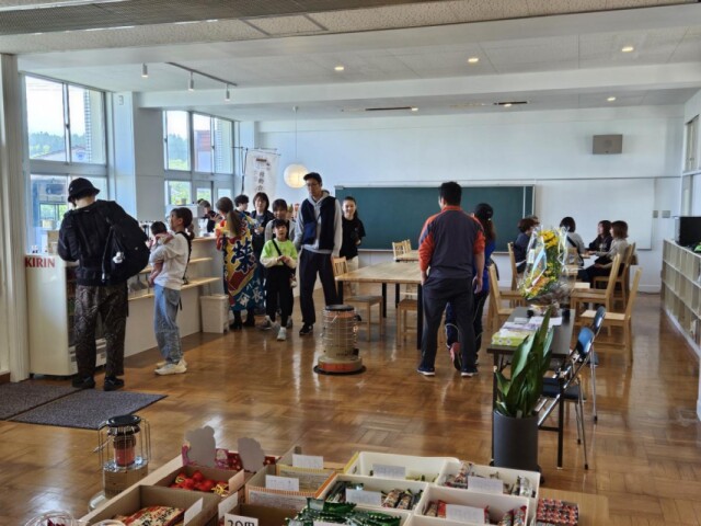 階上に廃校舎活用した「サカズキベース」　学習塾、カフェ、居酒屋など