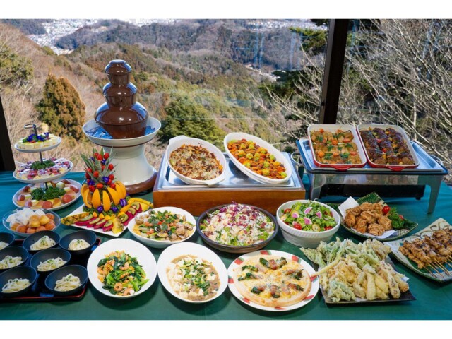 高尾山で「春のビアガーデン」始まる　春野菜を使った料理など提供