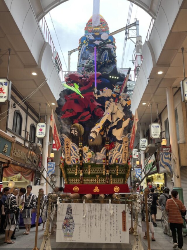 博多の上川端商店街に「ガンダム山笠」　ガンダムシリーズ45周年を記念し