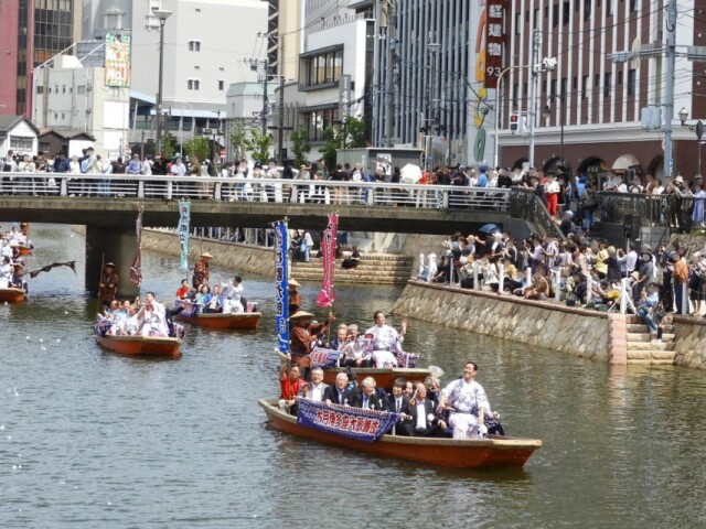 博多で初夏の恒例行事「船乗り込み」　勘九郎さん、七之助さんら到着