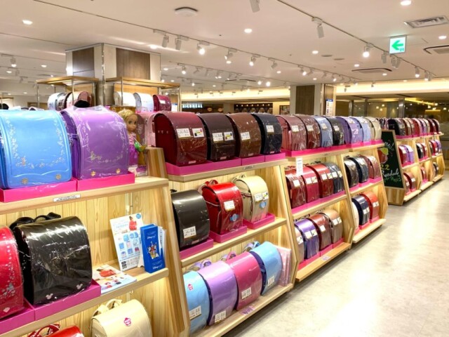 遠鉄百貨店で「ランドセルフェスティバル」　500本を背負い比べ