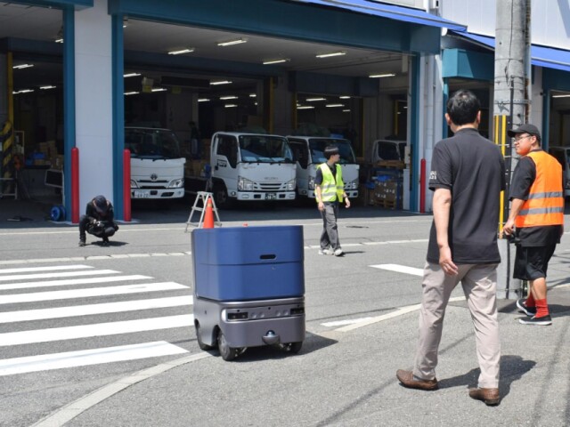 サンコーインダストリーとHakobot、自動配送ロボでねじ運ぶ　公道で実験