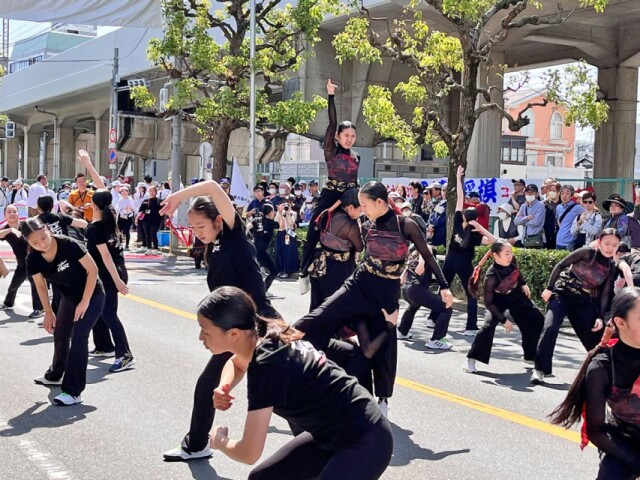 東大阪市民ふれあい祭り　天候に恵まれ多くの人出、歩行者天国埋め尽くす