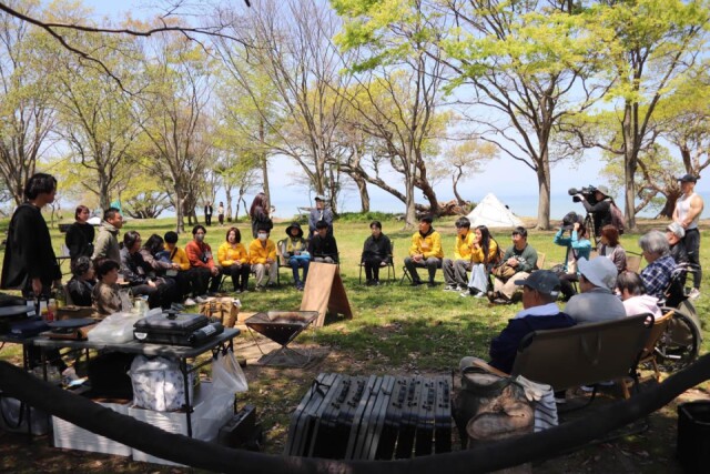 彦根の琵琶湖沿いの公園で福祉キャンプイベント　たき火やパン作り体験　