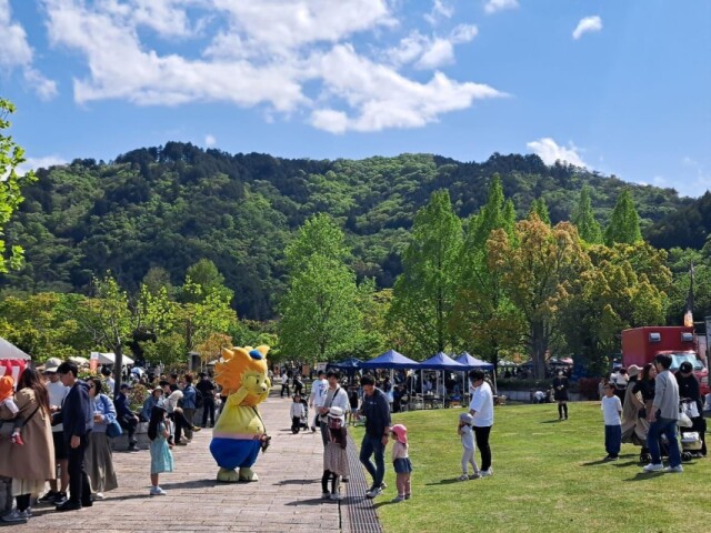 彦根・荒神山公園で恒例「春まつり」　GWに多くの家族連れでにぎわう