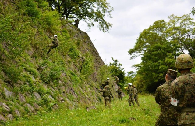 自衛隊員らが「彦根城クリーン作戦」　石垣で除草、彦根総合高生も手伝う