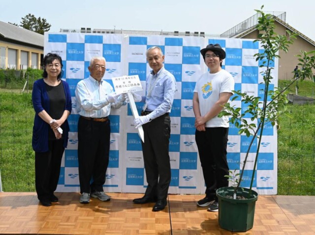 彦根りんご保存会、「彦根りんご」の苗木を滋賀県立大へ寄贈