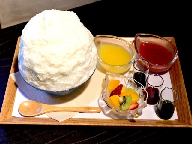 弘前「匠館」で5色のシロップを自分でかけるかき氷販売　企画展とコラボ