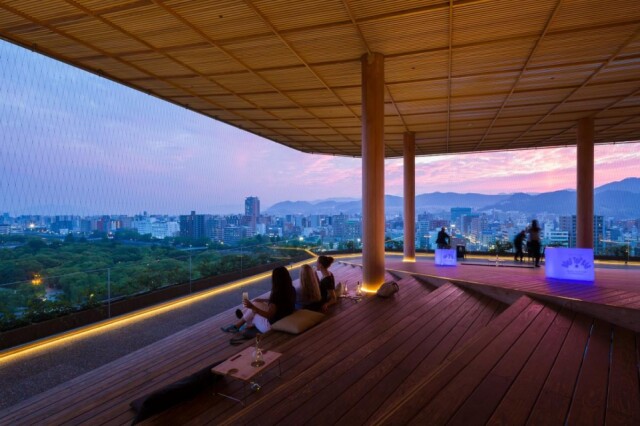 広島の「おりづるタワー」屋上にカフェバー 夕暮れに合わせて営業