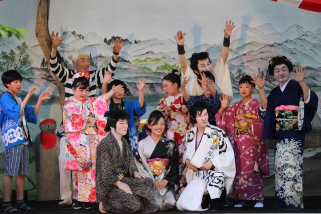 上里・浅間神社で「東大御堂八十八夜会 演芸祭」　地域住民が歌や踊り披露