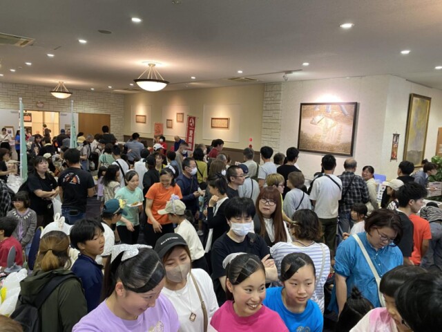 本庄・五州園で「さつき祭り」　マグロ解体ショーやチアリーディング披露も