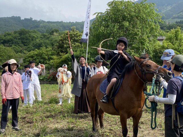 神川町・神泉の寿光寺で「こども流鏑馬」　神泉小児童4人が挑戦　