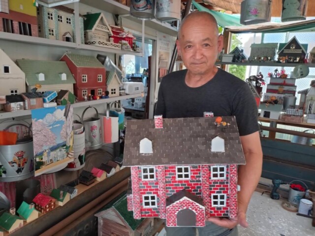 延岡の板金職人がエンクロスで作品展　不要な鉄材で作ったブリキの家展示