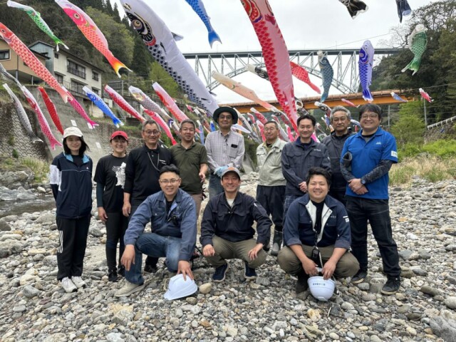 宮崎・日之影川にこいのぼり250匹　40周年、青雲橋の架設きっかけに