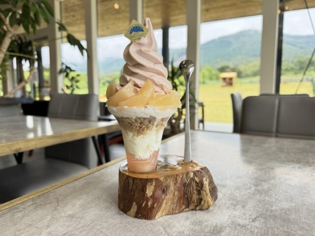 延岡・北方のエンチャ−ドカフェが限定「白桃パフェ」　7月下旬まで提供