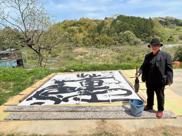 南無フェスに向け書家・石原獨往さんが初パフォーマンス　「蓮池」と揮毫