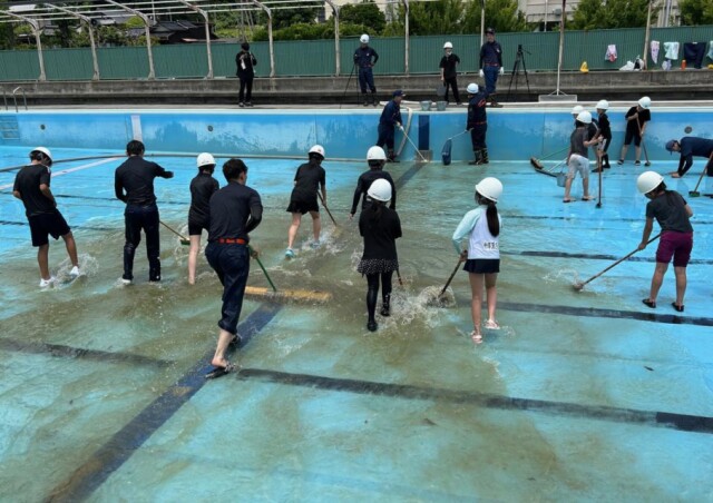 高森町消防団が小学生と合同で学校のプール掃除　活動支援の恩返しに