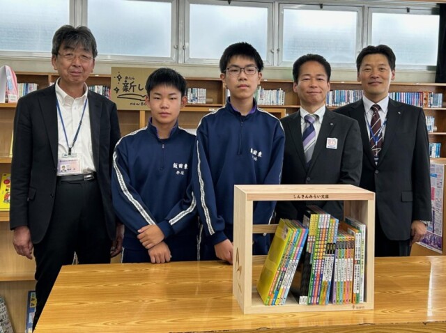 飯田信金、100周年記念事業で金融図書と根羽杉本箱を飯田東中に寄贈