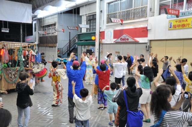 今治銀座商店街で「秋の夜市」　盆踊り練り歩きに市民ら100人参加