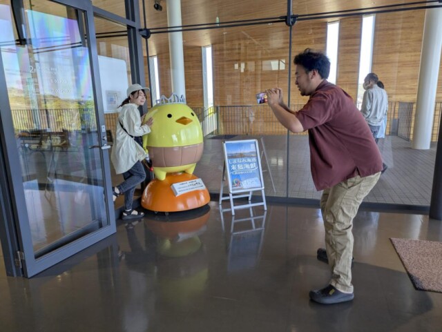 「松山駅にポツン」で話題のバリィさん、今治・来島海峡SAに引っ越し