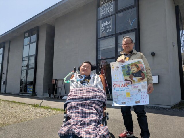 筆を口にくわえて描くアーティスト・田中潤也さん、今治・古国分で個展