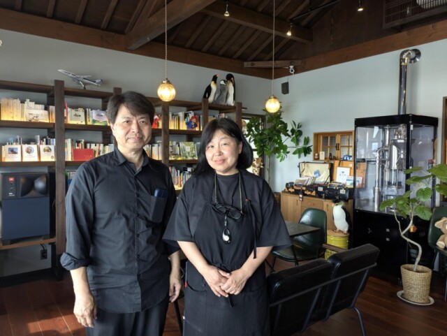 今治・大島の瀬戸内海望むブックカフェ「ショーザン」が5周年　移住夫婦が営む