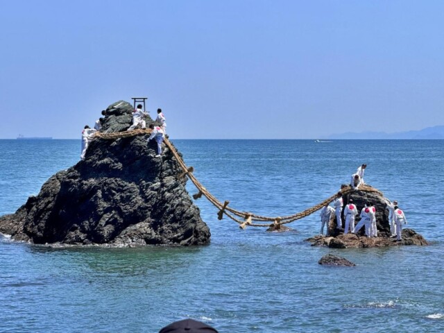 伊勢・二見興玉神社の夫婦岩の大しめ縄新しく　大勢の参拝者に見守られ