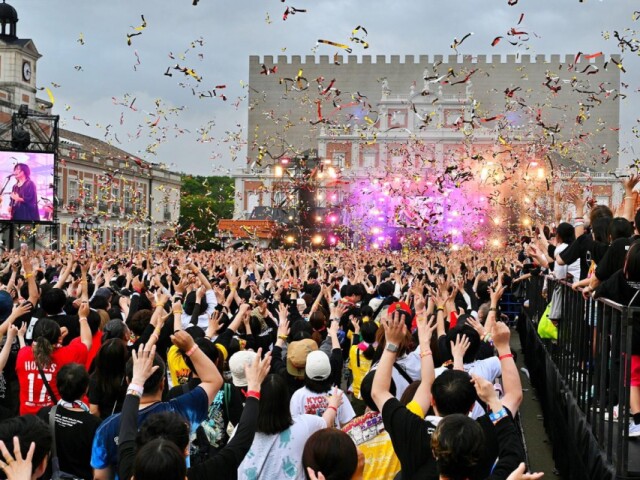 「志摩スペイン村に長蛇の列」ヤバT初主催のロックフェスに8000人