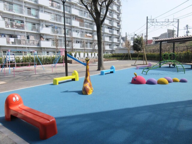 栄町・山中児童遊園がリニューアル　誕生55周年「バーバパパ」のベンチも