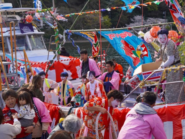 沼津で奇祭「大瀬まつり」　女装した漁師が豊漁願う春の風物詩