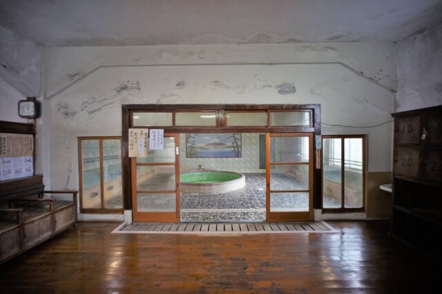 沼津の銭湯「吉田温泉」跡で文化催事　アート・古本・落語など30組出展
