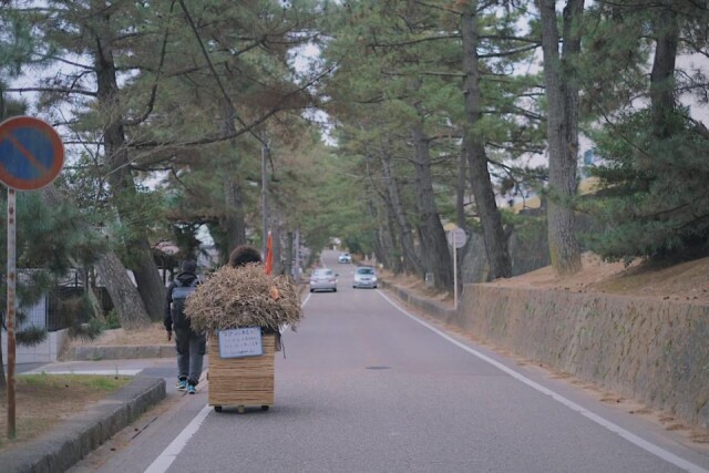 沼津で「東海道五十三つぎ」　リヤカー行商人がアフリカコーラつぐ
