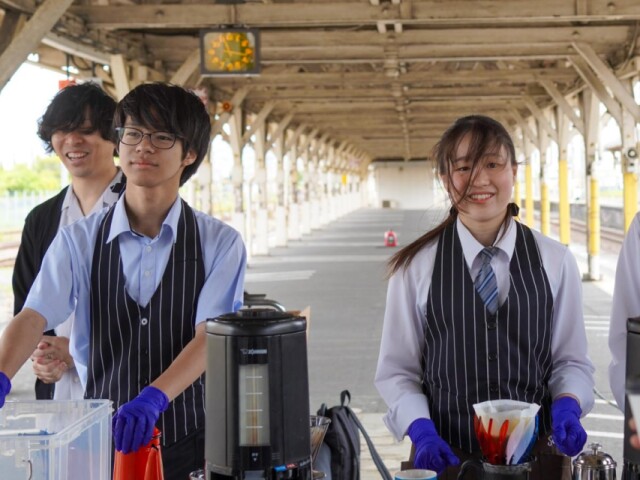 沼津の高校生が「ロイヤルエクスプレス」おもてなし　自校焙煎コーヒーで