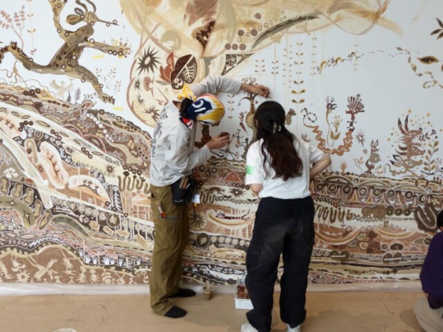 金沢21美で淺井裕介さんがボランティアと共に壁画制作　能登の土も使う
