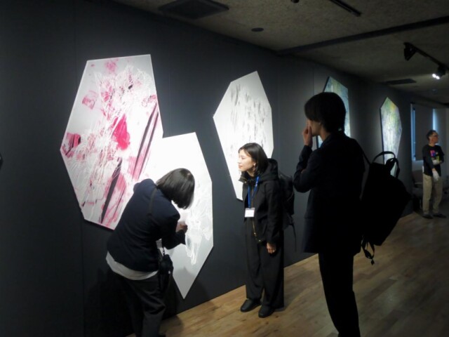 金沢の企業でパーティションを活用したアート展示　オフィスをギャラリーに