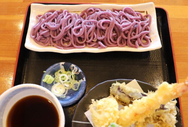 春日部市の花、藤をイメージした藤うどん　藤の開花時期に注文増える
