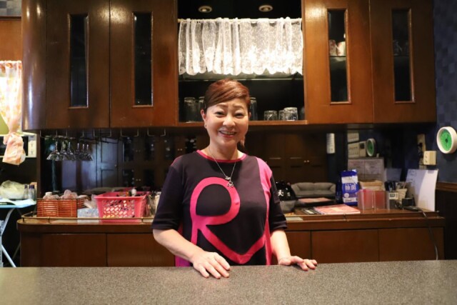 春日部にカラオケスナック　60代で歌手デビューした店主が引き継ぐ