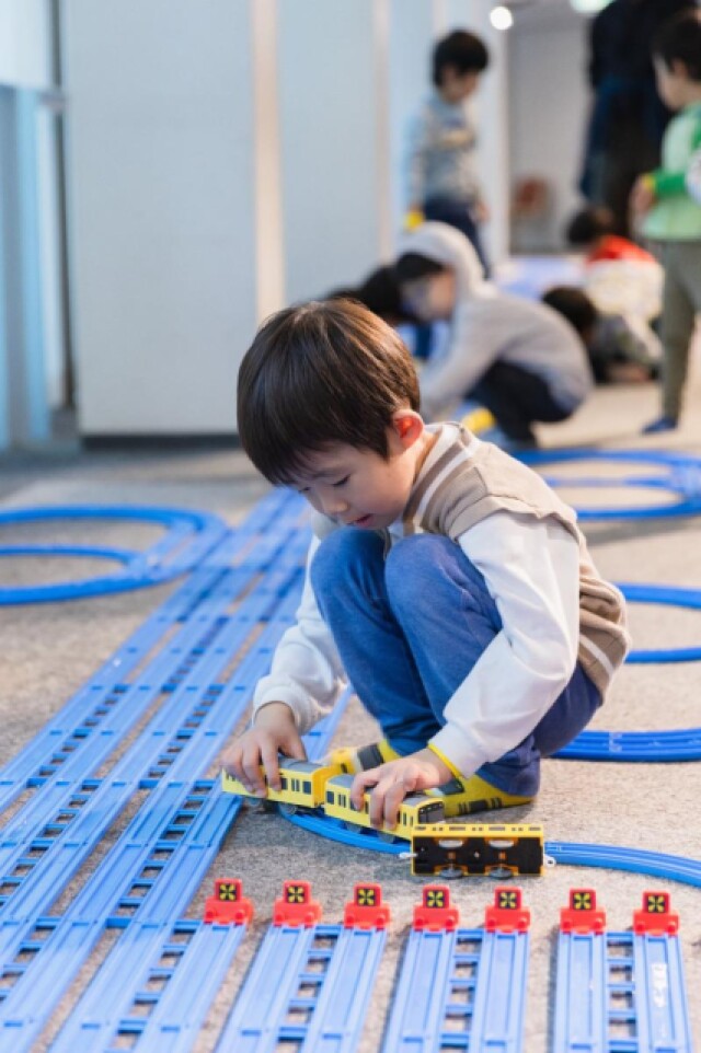 大倉山記念館で「でんしゃであそぼう」　鉄道おもちゃの巨大レイアウト設置