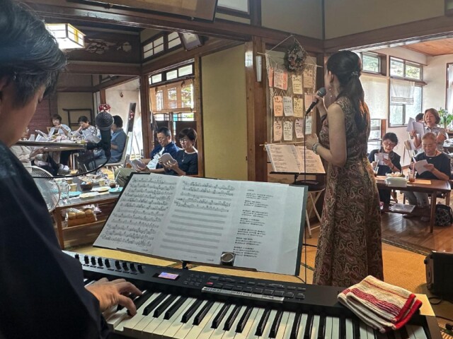 熊谷のパン店で歌声喫茶　ピアノと歌のリードで懐かしい昭和歌謡